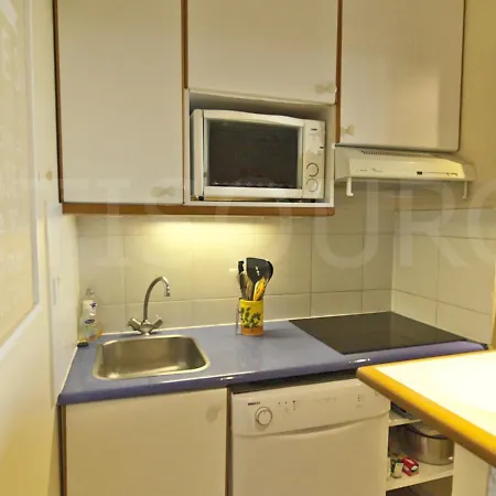 2 Pièces En Rez-de-jardin Avec Vue Mer, Piscine Et Parking à Saint-raphaël - Fr-1-504-567 *