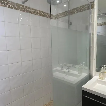 2 Pièces En Rez-de-jardin Avec Vue Mer, Piscine Et Parking à Saint-raphaël - Fr-1-504-567 Appartement *