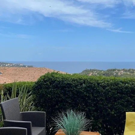 2 Pièces En Rez-de-jardin Avec Vue Mer, Piscine Et Parking à Saint-raphaël - Fr-1-504-567 * Saint-Raphaël